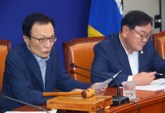 이해찬 더불어민주당 대표기 24일 국회에서 열린 최고위원회의에서 발언하고 있다.   [연합뉴스]